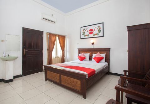 Bedroom OYO 1069 Hotel New Rajawali
