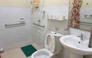 Toilet Kamar 6 Nisa Travellers Hotel