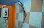 Toilet Kamar 6 Tonpai Guesthouse