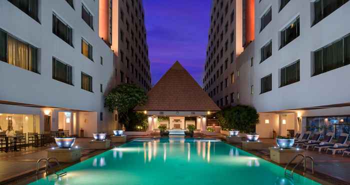 Kolam Renang The Twin Towers Hotel