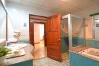 Toilet Kamar Chumphon Gardens Hotel