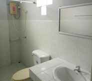 Toilet Kamar 6 Chill Beach Resort