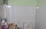 In-room Bathroom 2 Villa Sinar Pusaka Hijau