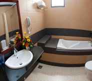 In-room Bathroom 6 Ocean Star Hotel