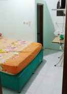 BEDROOM Low-cost Room near MERR managed by Grace Setia