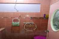 ห้องน้ำภายในห้อง Comfort Place at Homestay Kasuari 2