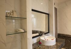Phòng tắm bên trong 6 MerPerle Crystal Palace Hotel