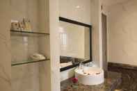 ห้องน้ำภายในห้อง MerPerle Crystal Palace Hotel