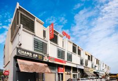Luar Bangunan 3 OYO 443 Crystal City Hotel