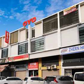 Exterior / Building 1 OYO 443 Crystal City Hotel, The Hill Cafe Tembeling Resort Hotels