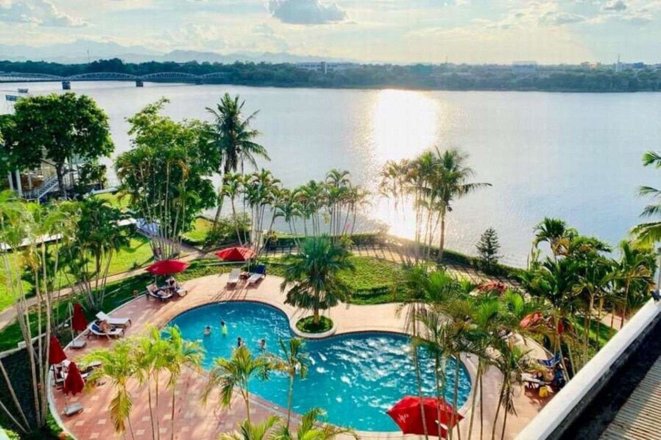 Century Riverside - Khách sạn Huế có hồ bơi