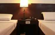 Bedroom 6 De Luxe Hotel