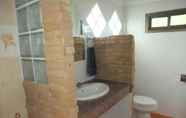 Toilet Kamar 2 Lolita Bungalows