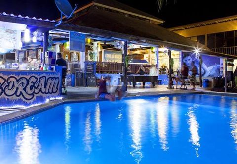 สระว่ายน้ำ Blue Dream Hostel 