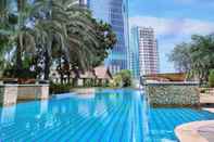 Swimming Pool The Ritz-Carlton Jakarta, Mega Kuningan