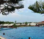 Swimming Pool 3 OYO 416 Golden Nakara Resort Maesai