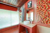 ห้องน้ำภายในห้อง OYO 416 Golden Nakara Resort Maesai