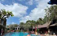 Hồ bơi 2 Tommy Resort (SHA Plus+)