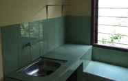 ห้องนอน 6 Simple Room near Lenteng Agung Train Station (E19)