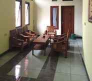 Lobby 7 Simple Room at Beji Depok (RDZ)