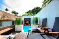 Kolam Renang Pao Jin Poon Beach Front Villa