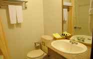 Toilet Kamar 6 Flower Hotel Hanoi