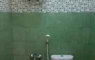 Toilet Kamar 7 Hotel Sindang Heula Abah