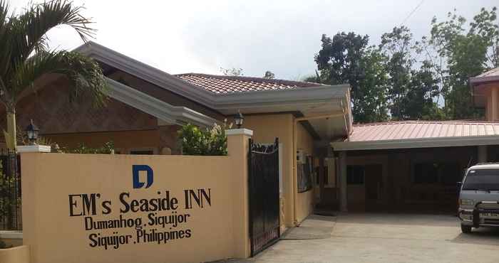 ภายนอกอาคาร Em's Seaside Inn