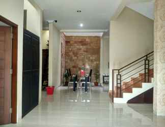 Lobby 2 Cozy Rooms near Jalan Kaliurang at Guest House Arjuna Syariah