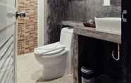 Toilet Kamar 5 De Proud Hotel 