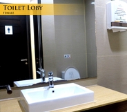 In-room Bathroom 4 Royal Tarakan Hotel