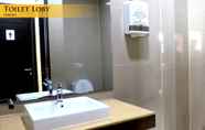 In-room Bathroom 4 Royal Tarakan Hotel