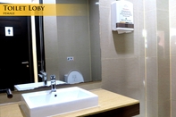 In-room Bathroom Royal Tarakan Hotel