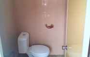 Toilet Kamar 4 Pari Solata Seaview Homestay