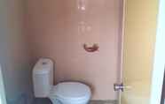 In-room Bathroom 4 Pari Solata Seaview Homestay