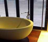 In-room Bathroom 4 Luxury 3 Bedroom Villa Lipa Noi