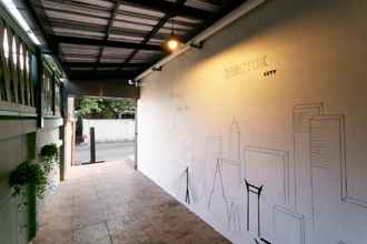 Luar Bangunan 4 Small Space Cafe & Hostel