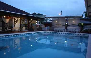 Kolam Renang 2 La Piscine Bed and Breakfast