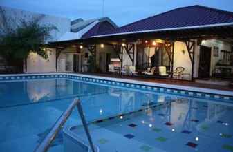 Kolam Renang 4 La Piscine Bed and Breakfast