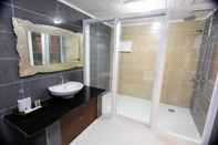 Toilet Kamar Bolabog Beach Resort