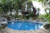สระว่ายน้ำ Cintai Coritos Garden Hotel