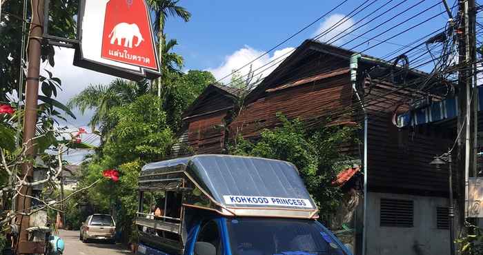 Bên ngoài Artist's Place Trat