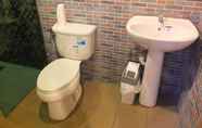 Toilet Kamar 7 Little House Pattaya