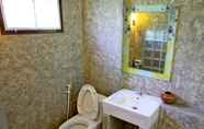 Toilet Kamar 3 Pop Riverside Homestay