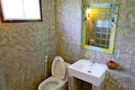 Toilet Kamar Pop Riverside Homestay