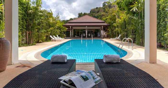 Kolam Renang Karon Beach Pool Villas