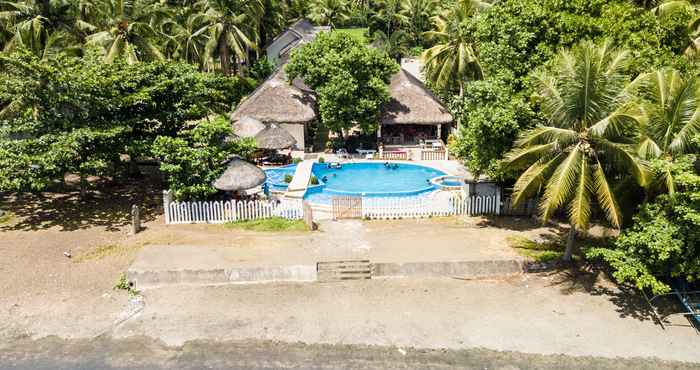 Kolam Renang AGM Beachfront Resort