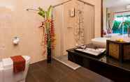 In-room Bathroom 7 Irawan House 