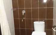 Toilet Kamar 5 Teloe Lodge Bed & Breakfast