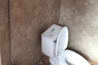 Toilet Kamar Maxvir Beach Resort